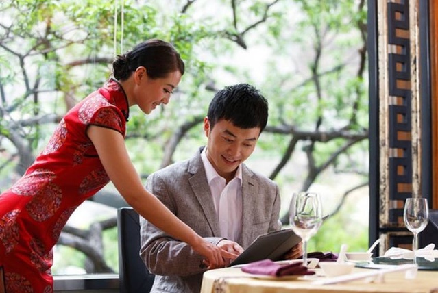 做餐饮我们卖的到底是什么？从美食到服务的深度解析